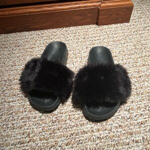 Faux fur slippers